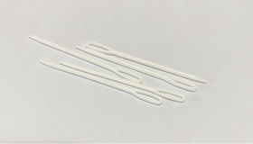 Igła plastikowa do włóczki wełny bezpieczna 75x2.4mm otwór 9x3mm